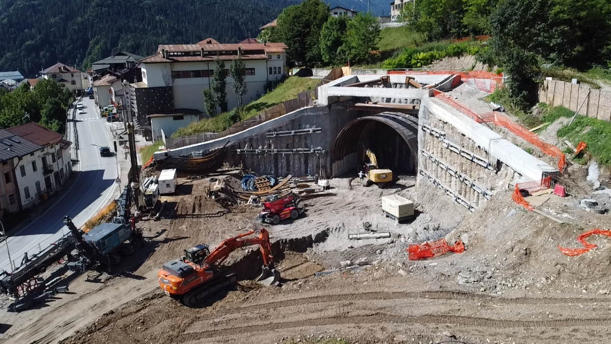 Lavori nel cantiere dell'imbocco est della galleria di Valle di Cadore