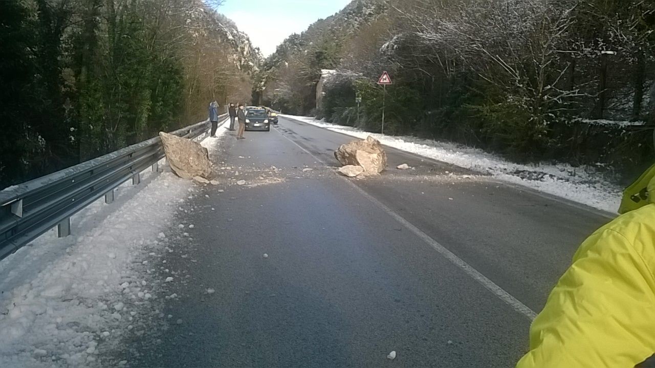 Umbria masso rimosso su SS685 terremoto