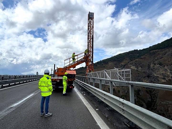 Foto di ispezione con by-bridge sul viadotto Platano