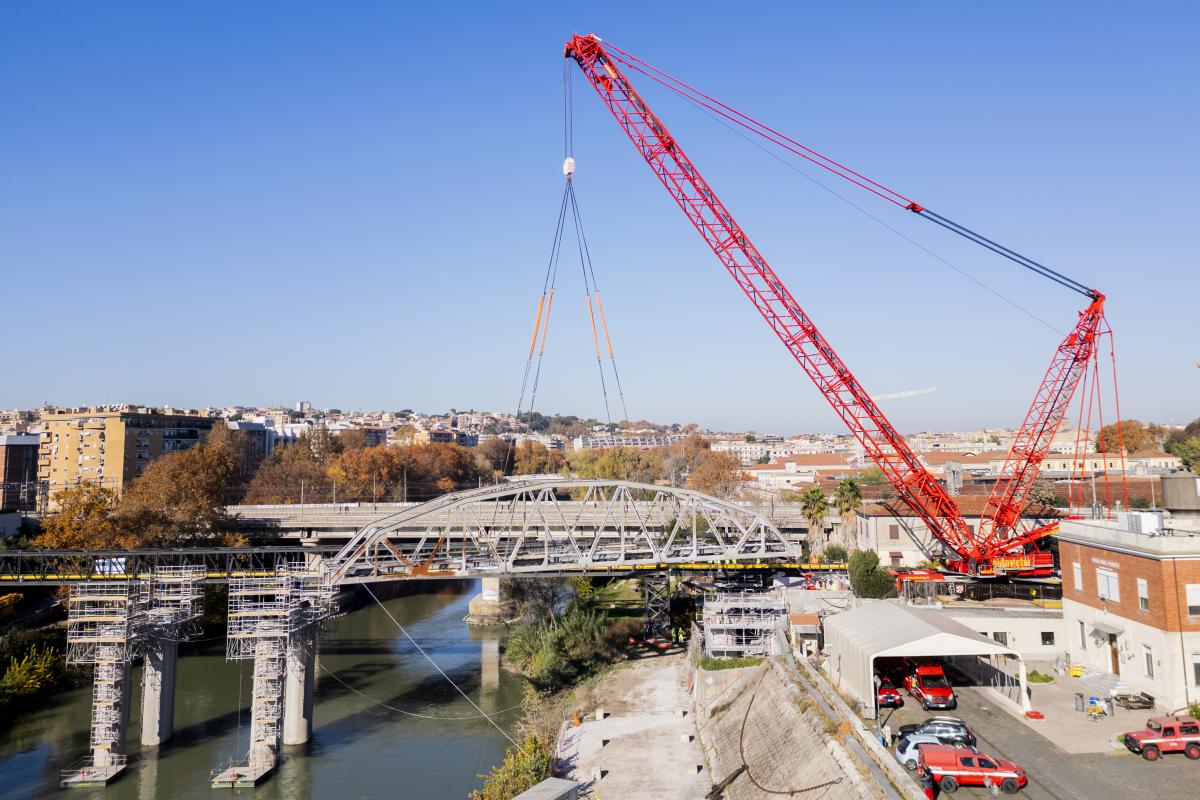 Fase di sollevamento del ponte