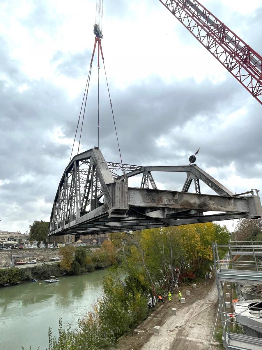 Fase di sollevamento del ponte