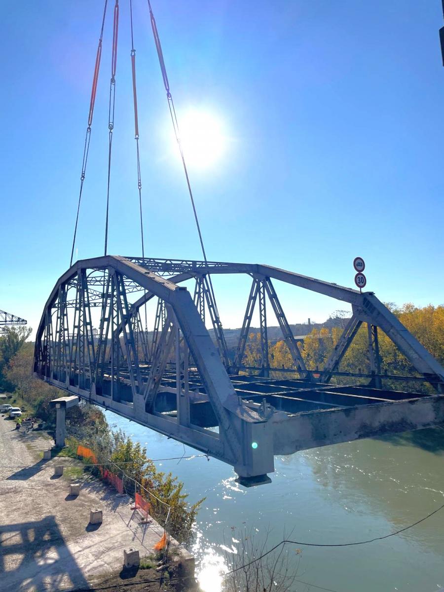 Fase di sollevamento del ponte