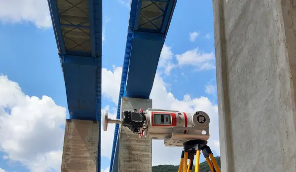 Vista sottostante un ponte