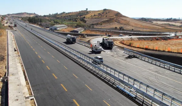 Vista tratto autostradale con cantiere