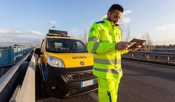 Addetto Anas a lavoro su strada