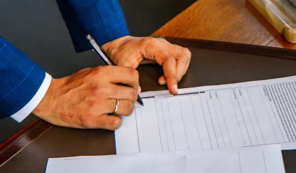 Persona che firma  un documento