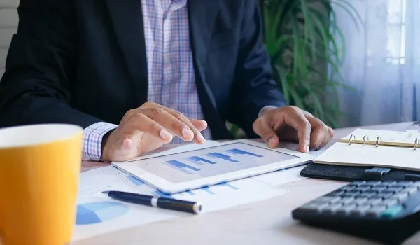 Persona che consulta un tablet