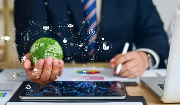 Uomo che tiene in mano una miniatura di pianeta Terra