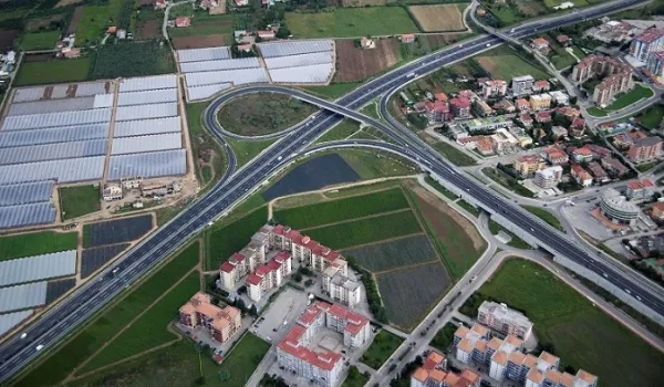 Immagine aerea di svincolo autostradale