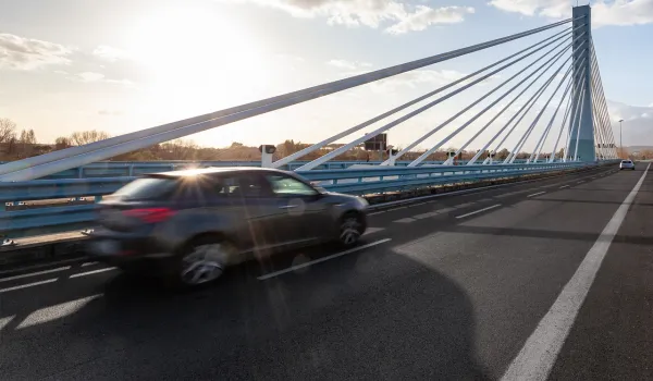 Automobile su viadotto