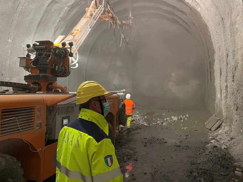 Operaio su cantiere per galleria