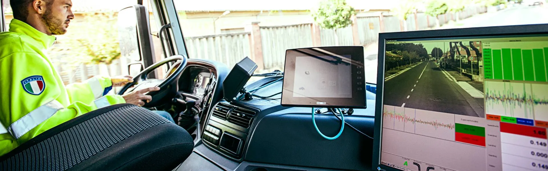 Addetto Anas alla guida di un mezzo