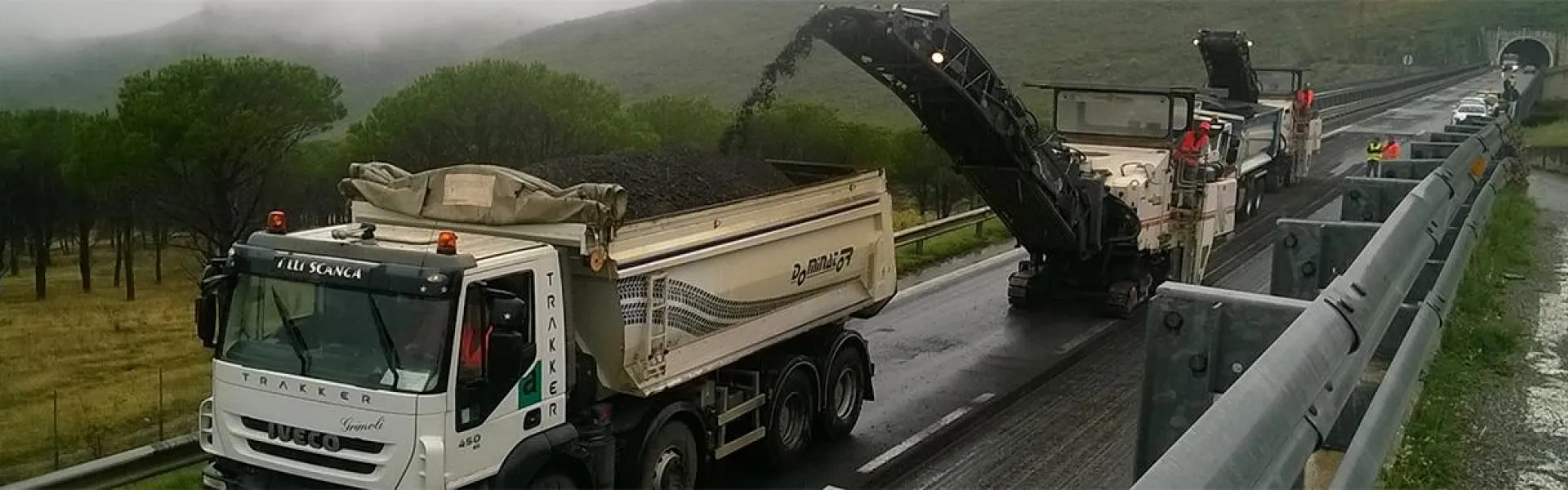 Foto di lavori diurni in autostrada