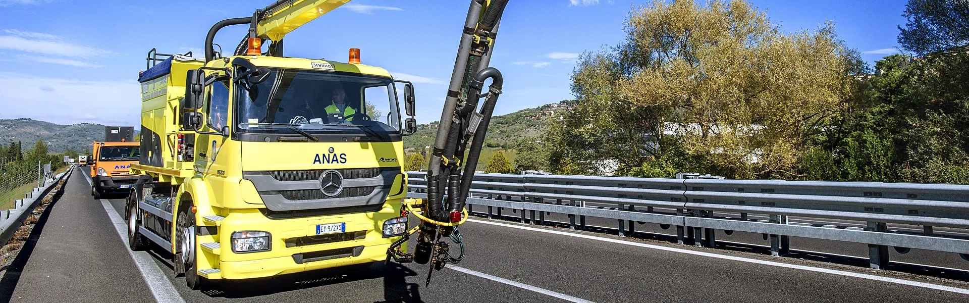 Mezzi Anas su strada