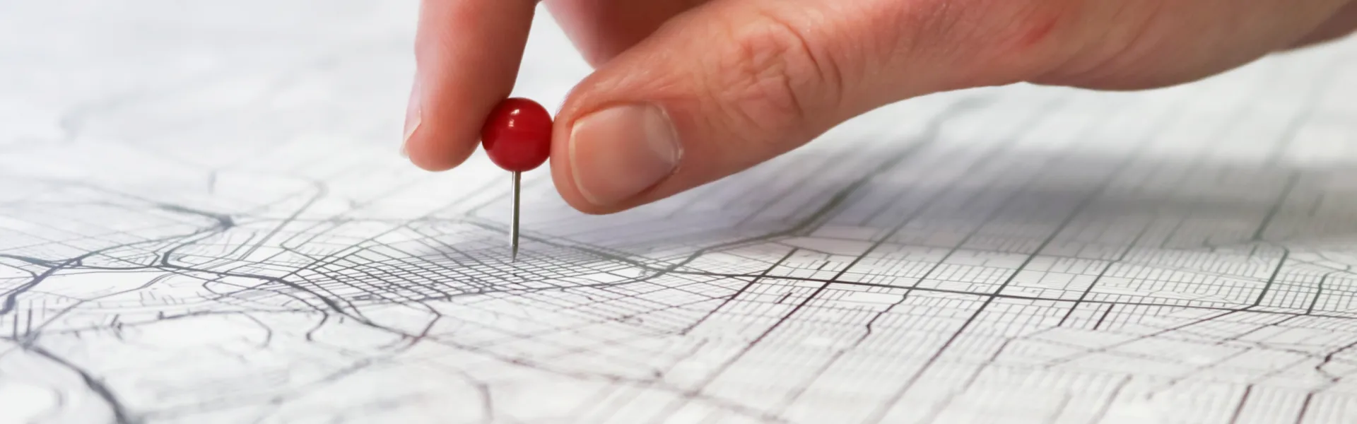 Mano che segna un punto su una mappa