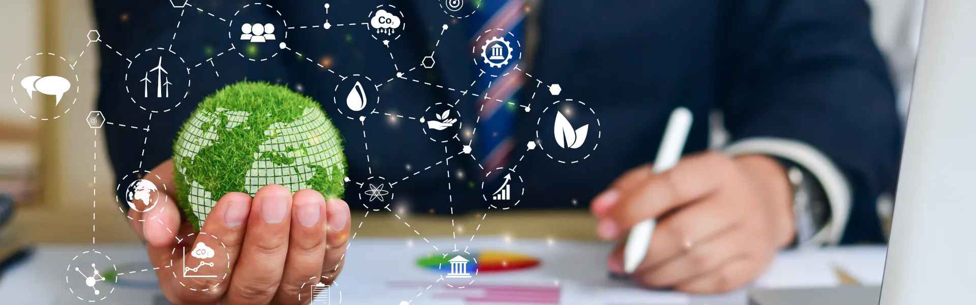 Uomo che tiene in mano una miniatura di pianeta Terra