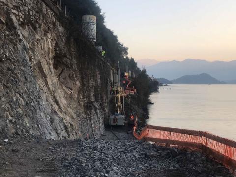 Lavori in corso nel cantiere della Tremezzina