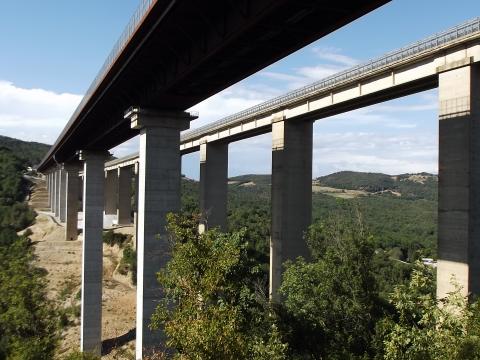 Il nuovo viadotto Farma e sulla destra il vecchio viadotto che sarà demolito