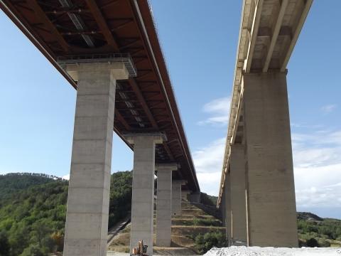 Il nuovo viadotto Farma e sulla destra il vecchio viadotto che sarà demolito