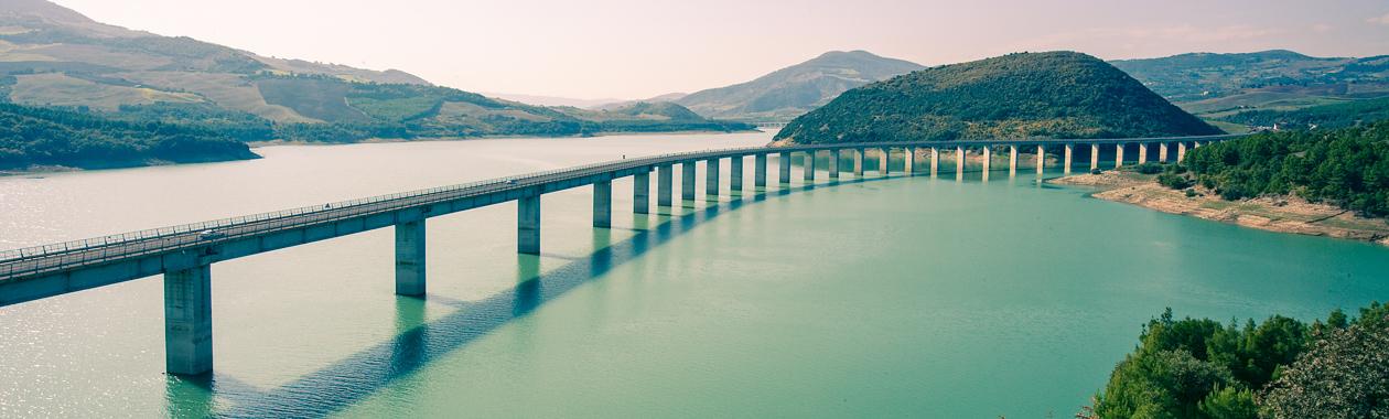 Immagine di un viadotto su un lago