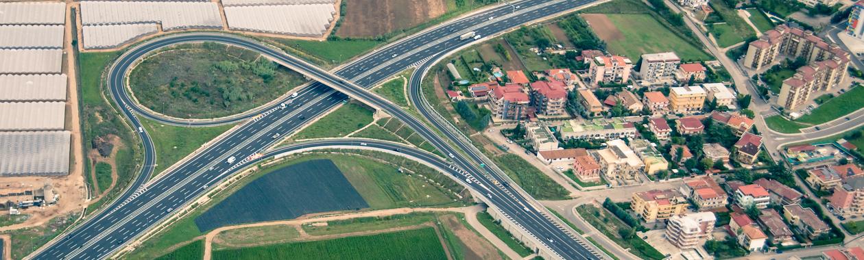 Immagine aerea di uno svincolo autostradale